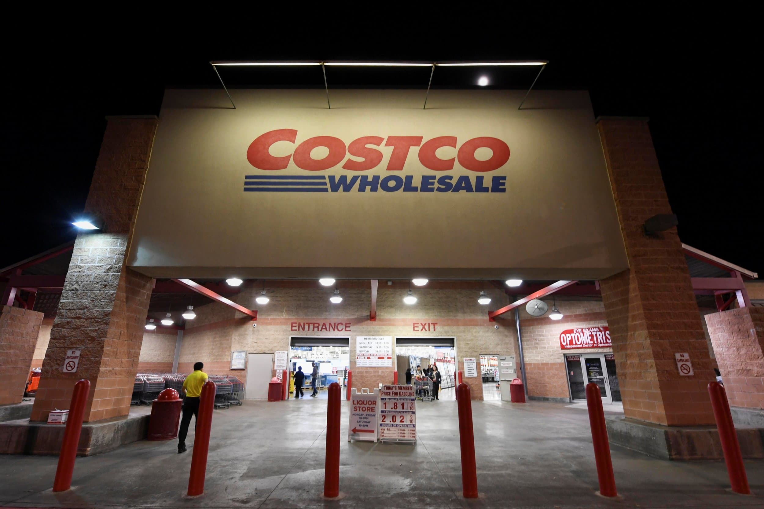 Walmart vs Costco 2026: Which Retail Giant Is the Better Buy for Investors Now