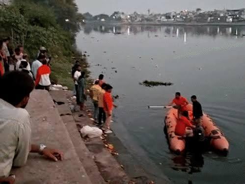 दुर्गा विसर्जन बना काल: कोटा नहर में नाव पलटी, दो युवकों की मौत, दो लापता