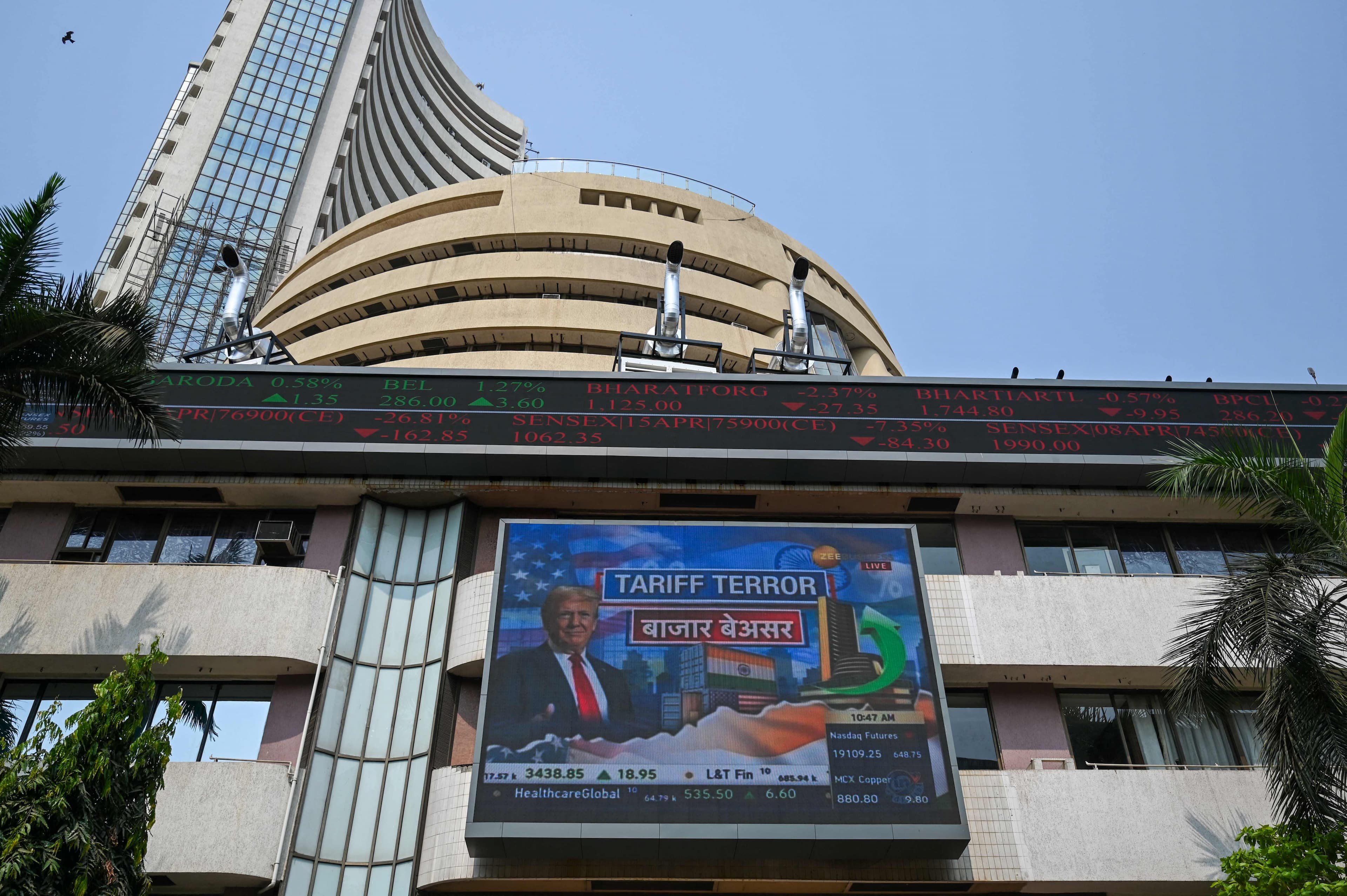 Markets Fall; Jewellery Stocks Hit by PM Modi’s Gold Remark