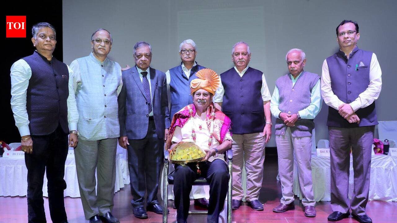 KLS Gogte College felicitates alumnus Prabhakar Kore