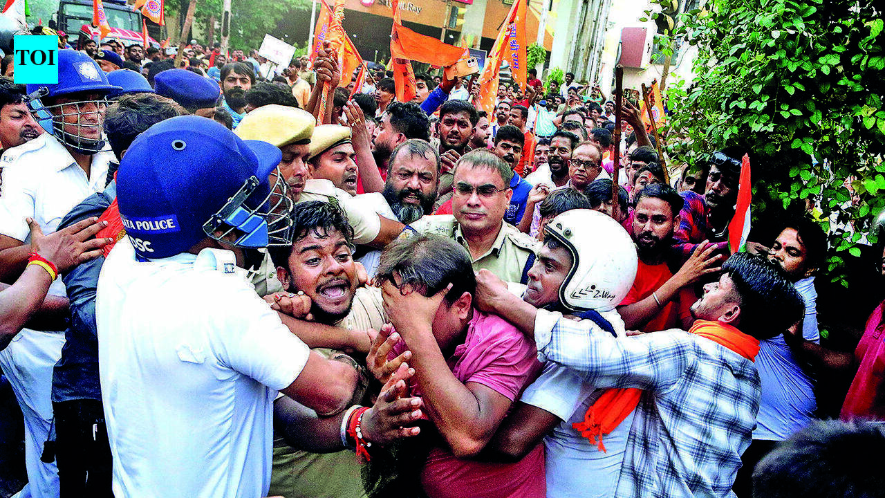 Right-wing protesters revisit SRFTI, clash with cops