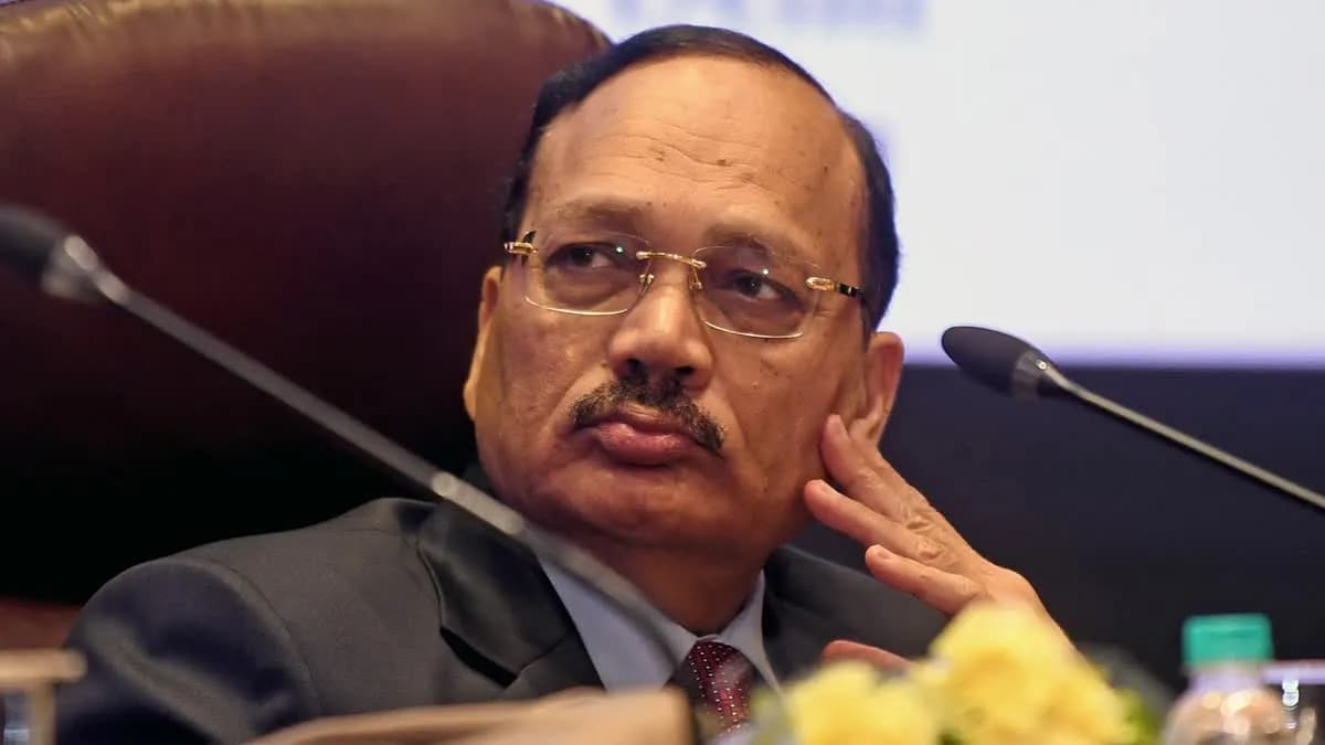 हे इतके भावनिकतेने घेऊ नका . कॉक्रोच जनता पार्टी शी संबंधित याचिकेच्या तातडीच्या सुनावणीला सरन्यायाधिशांचा नकार ...